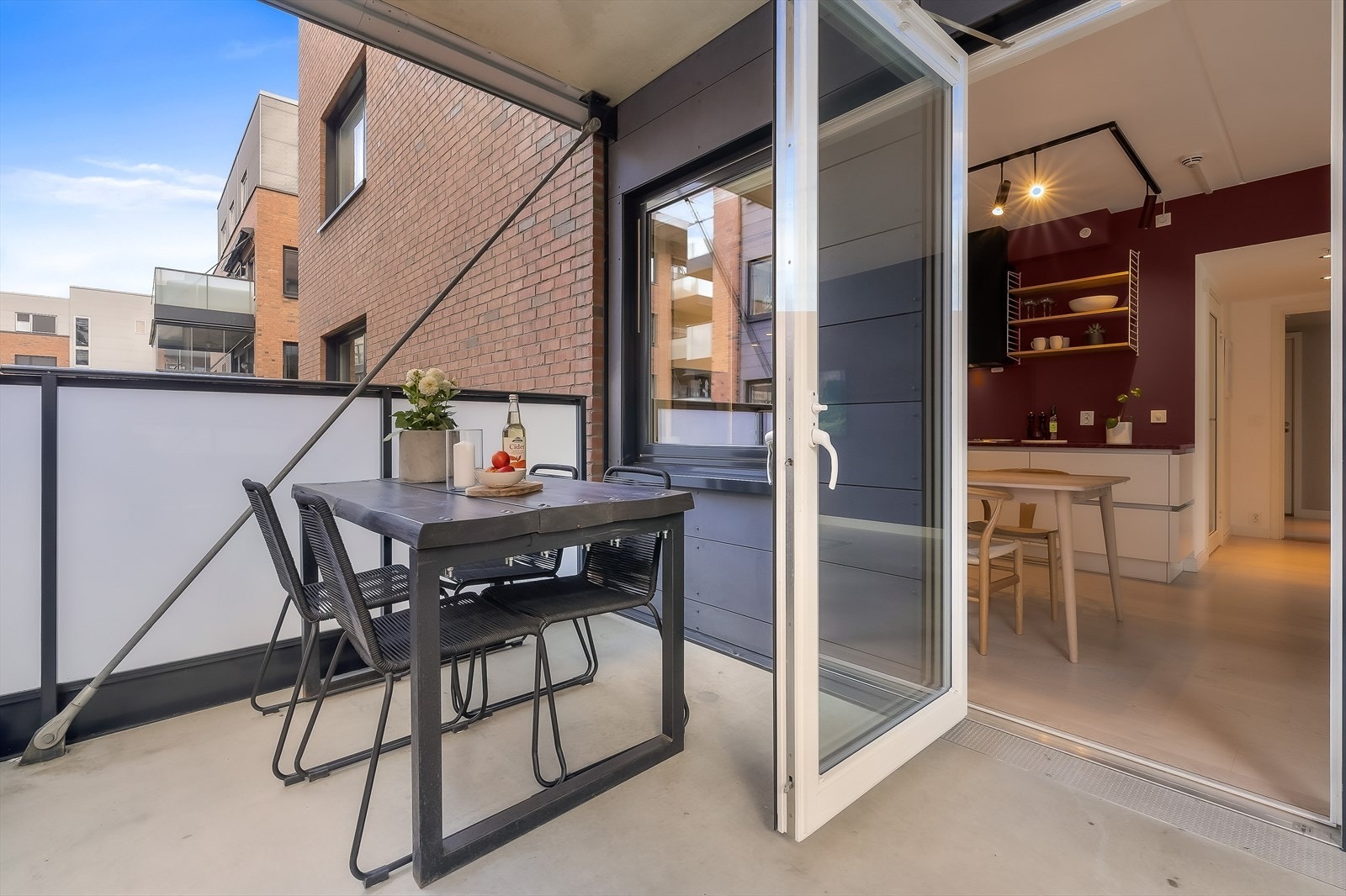 Den store sydvendte balkongen blir en naturlig forlengelse av stuen om sommeren. Galleribilde