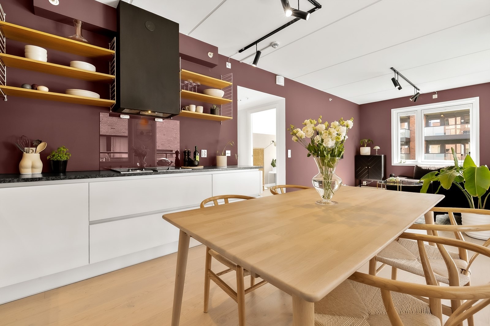 Stue og kjøkken i åpen løsning med påkostet innredning og gode møbleringsmuligheter. Galleribilde