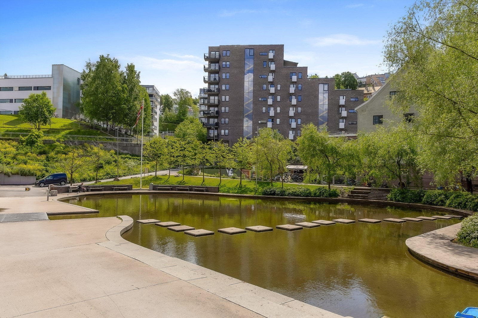 Vannspeilet midt i Kværnerbyen setter et innbydende preg på området. Galleribilde