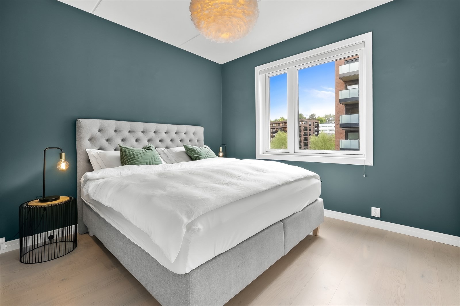 Behagelig hovedsoverom med god plass til dobbeltseng. Soverommet har rullegardin på vinduet og er innredet med garderobeskap. Galleribilde