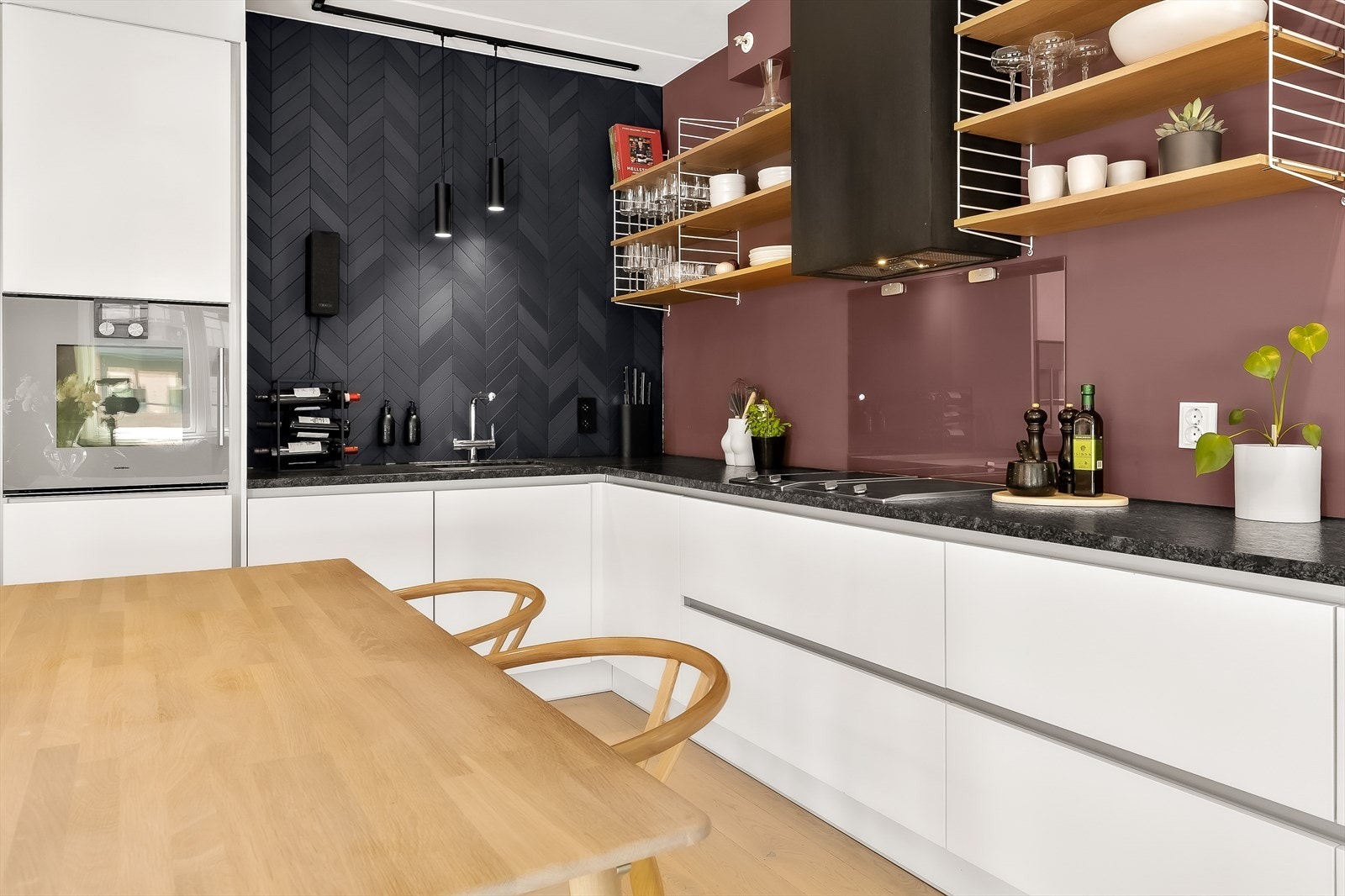 Det er god plass til spisebord for flere personer slik at du kan invitere venner og familie til hyggelige måltider. Galleribilde