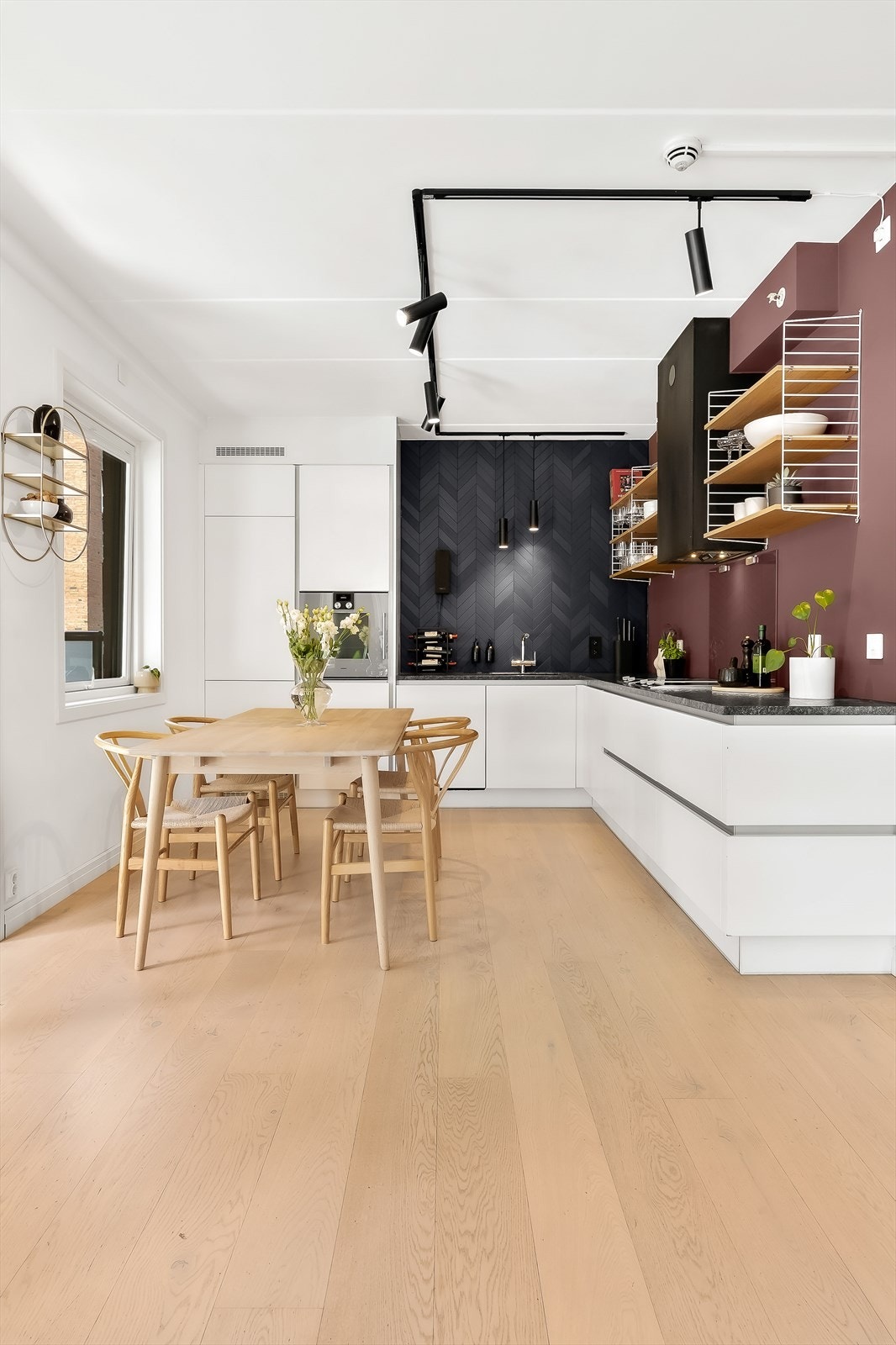 Lyst og trivelig kjøkken med god arbeids- og oppbevaringsplass. Kjøkkeninnredningen er fra Atlas Kuchnie. Galleribilde