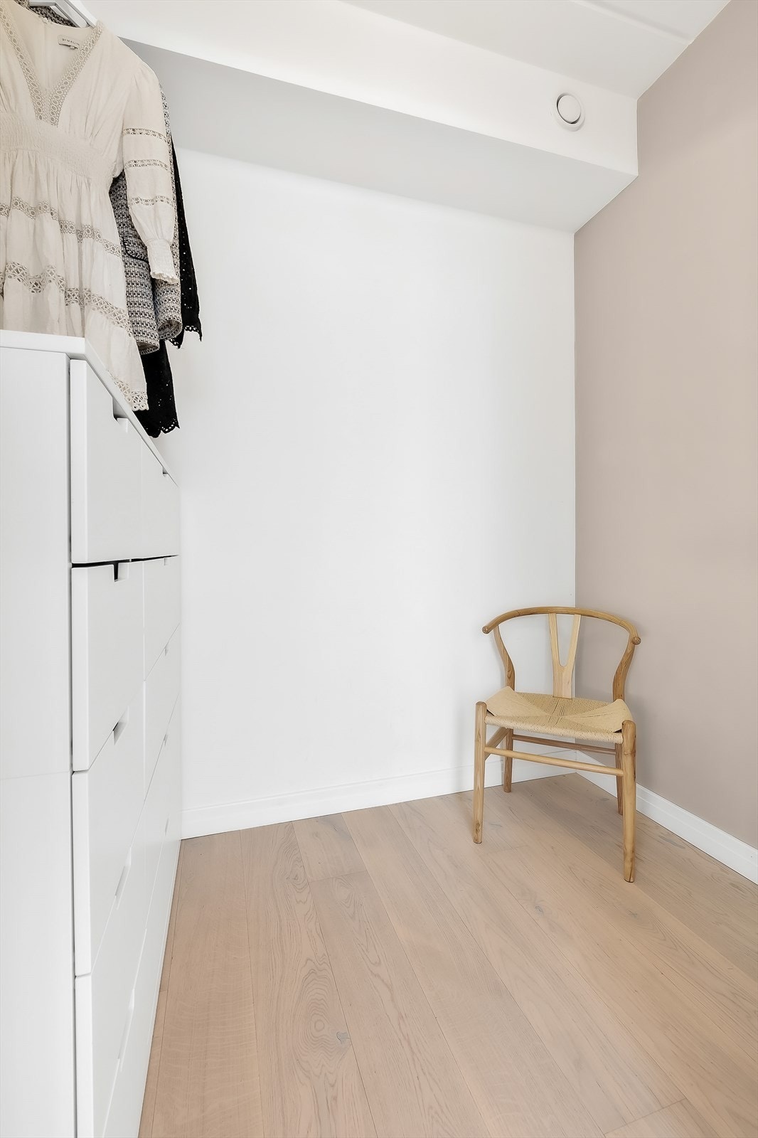 Praktisk bod med adkomst fra gang mellom entré og stue. Boden kan også benyttes som walk in-closet eller kontor. Galleribilde