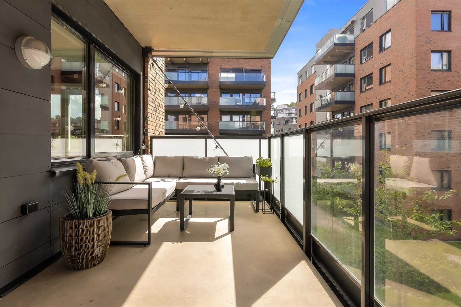 Dette er en lekker 3-roms med solrik balkong, to gode soverom, påkostet kjøkken og garasje med lader. Galleribilde