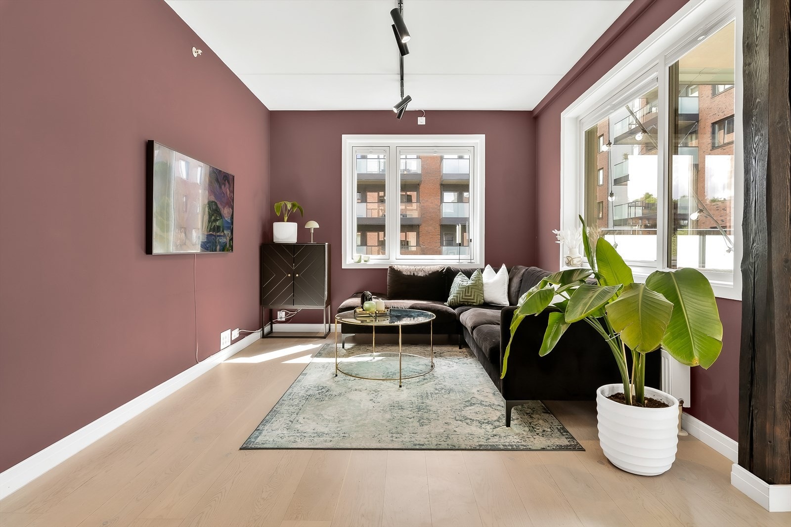 Koselig stue det er lett å trives i! Det er montert plisségardiner på vinduene. Galleribilde