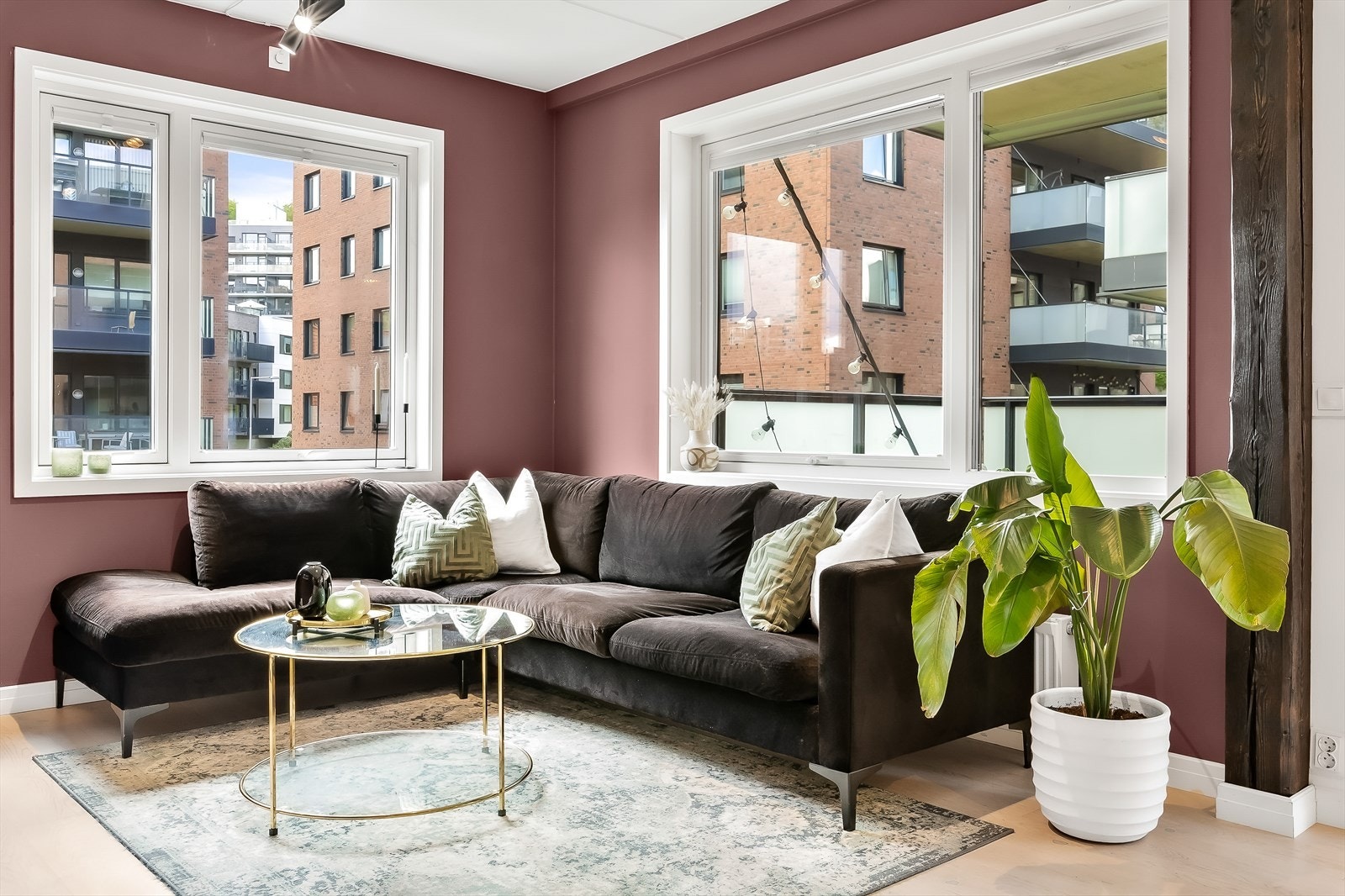 Stue og kjøkken har en takhøyde på 2.63 m², store vinduer og fint lysinnslipp fra både øst og syd. Det er lagt et lekkert 1-stavs parkettgulv gjennomgående i hele leiligheten. Galleribilde