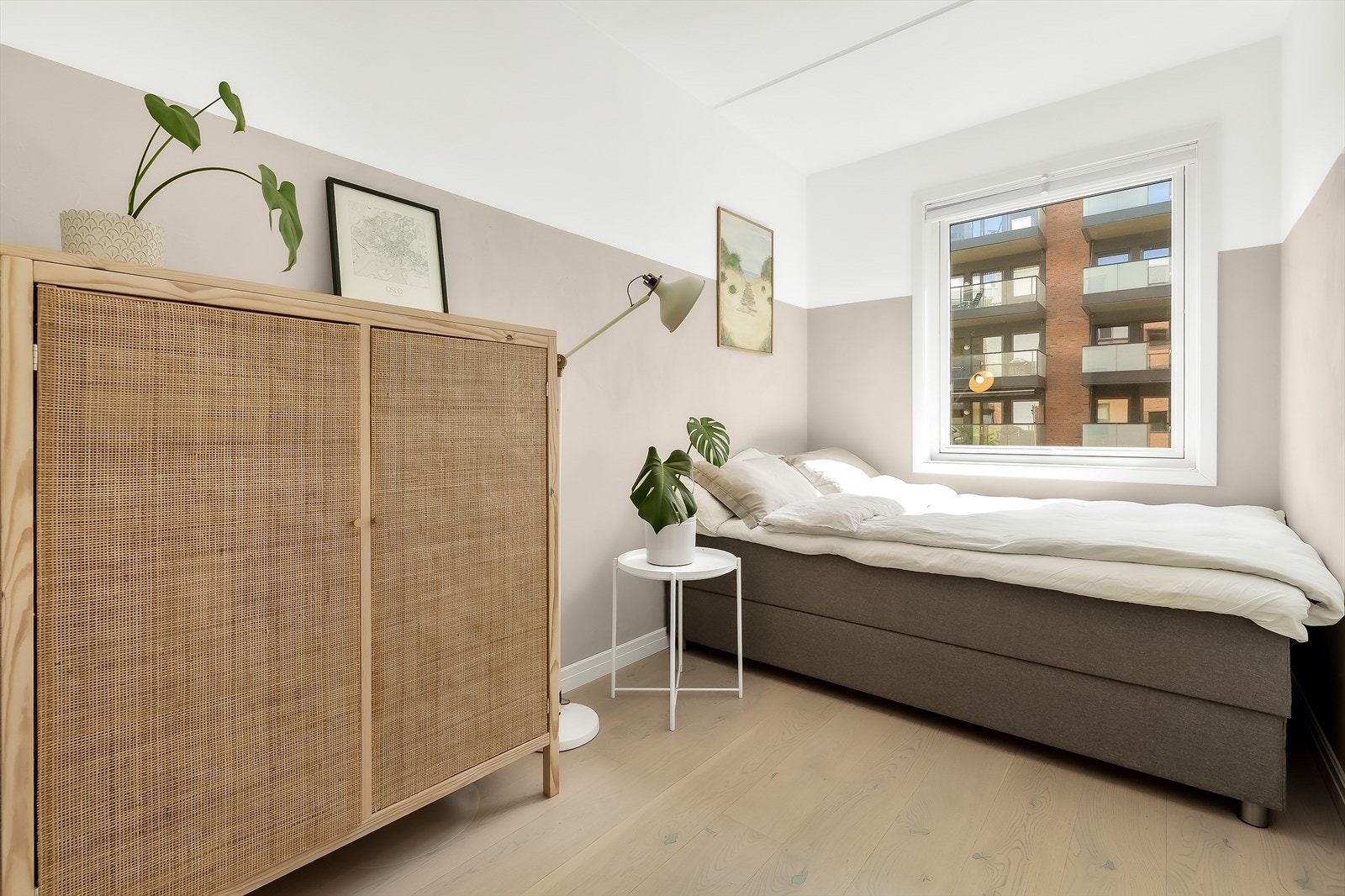 Soverom 2 har også plass til dobbeltseng, oppbevaringsmøbler og eventuelt hjemmekontor. Det er montert plisségardin på vinduet. Galleribilde