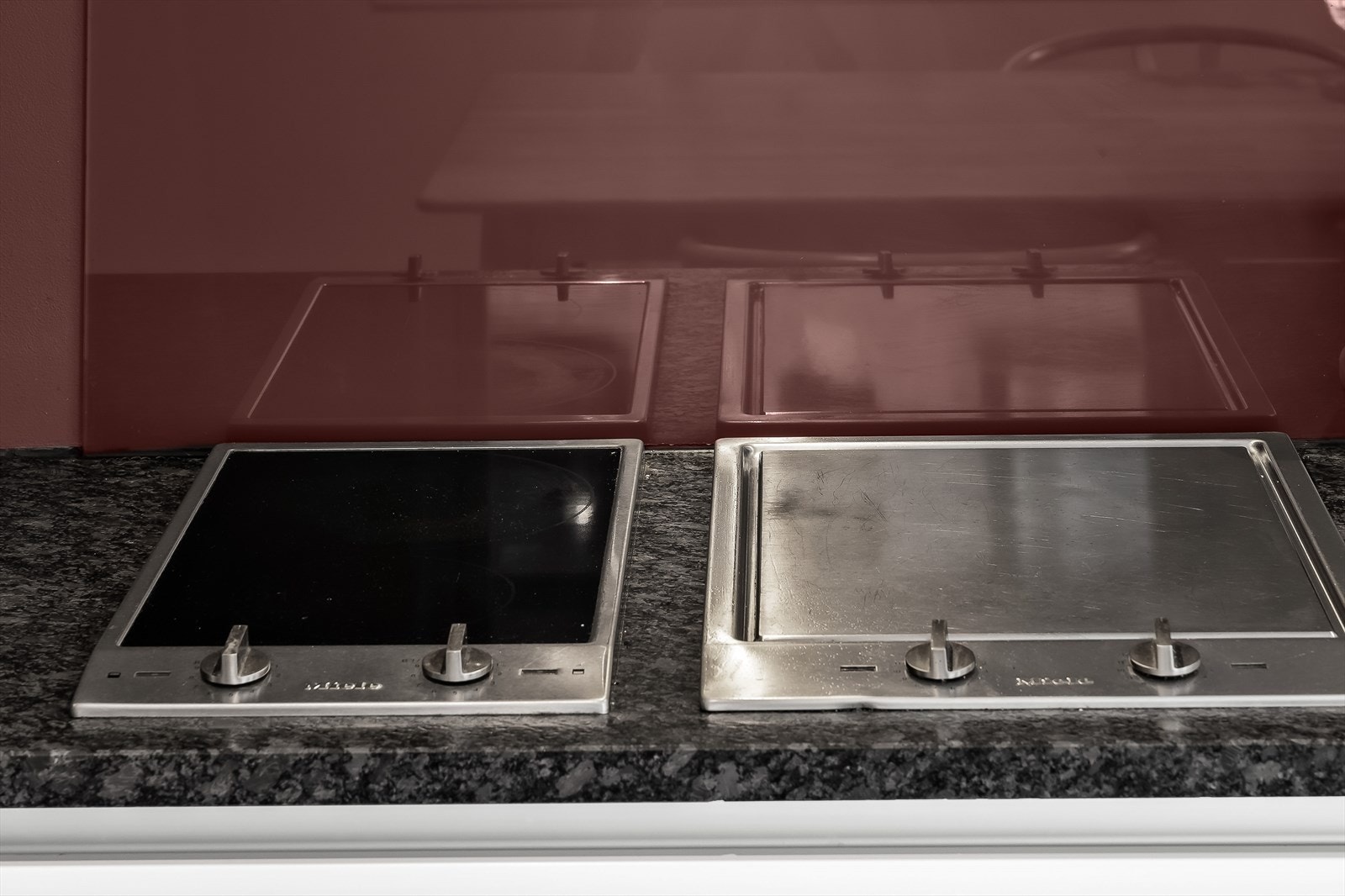 Integrert induksjonsplatetopp og teppanyaki stekeplate - begge levert av Miele. Galleribilde