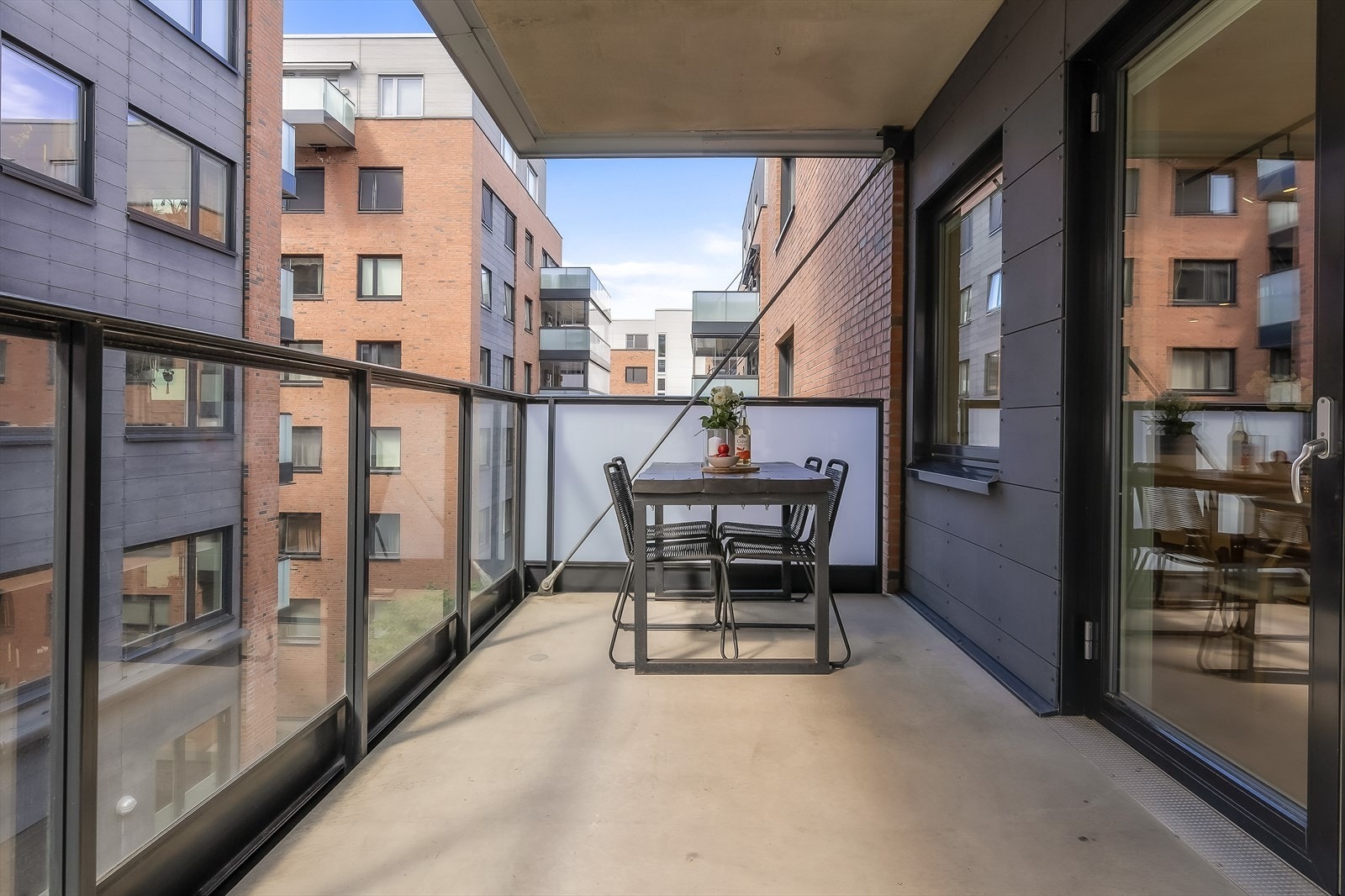 Balkongen er stor nok til å innredes med både lounge og spisebord. Galleribilde