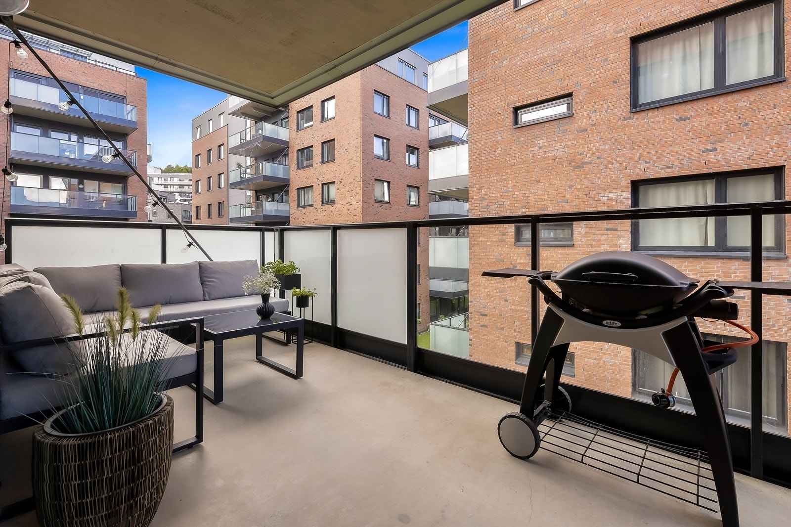 Borettslaget tillater grilling på balkongen med elektrisk grill eller gassgrill. Galleribilde