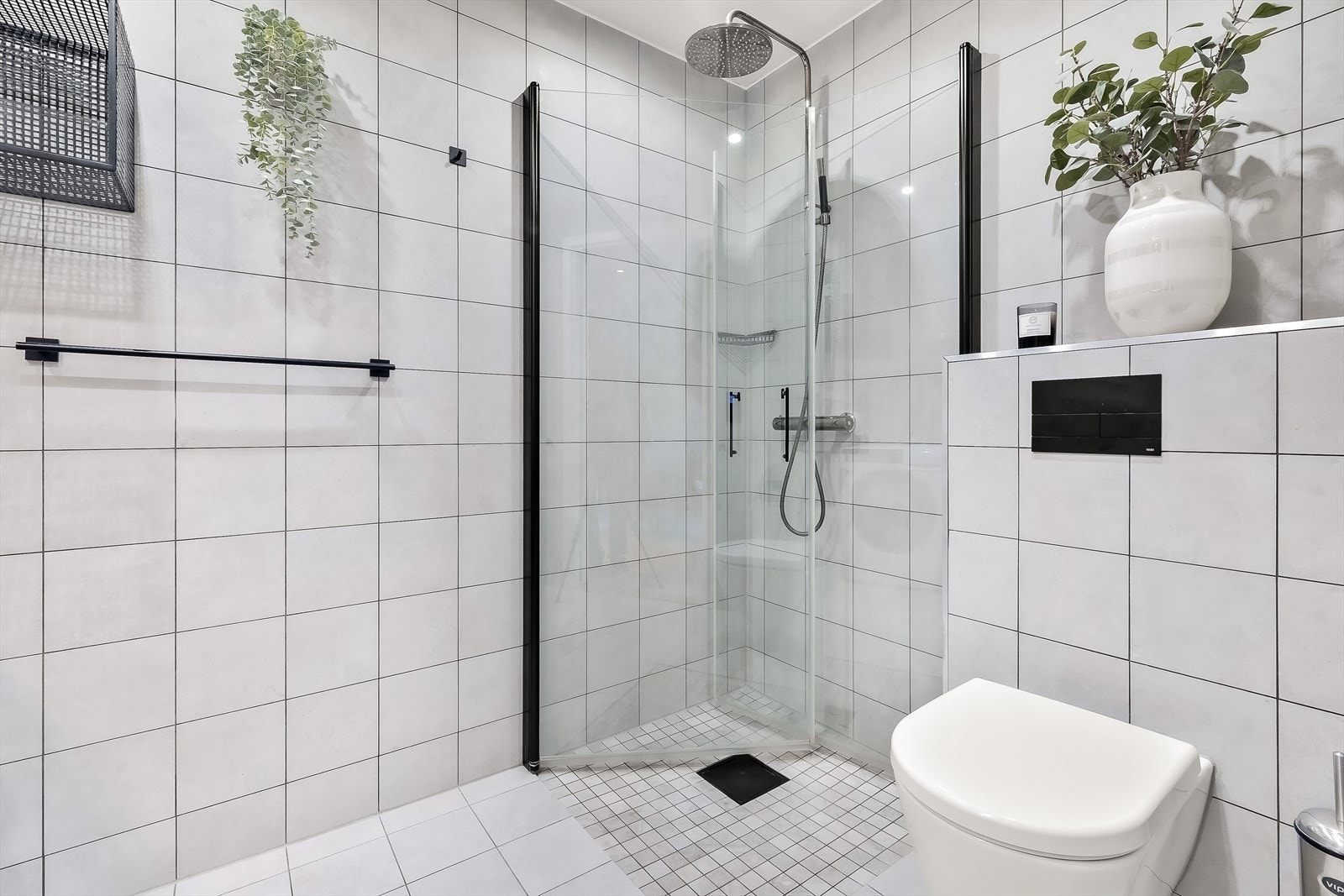 De sorte detaljene setter et tidsriktig og lekkert preg på badet. Galleribilde