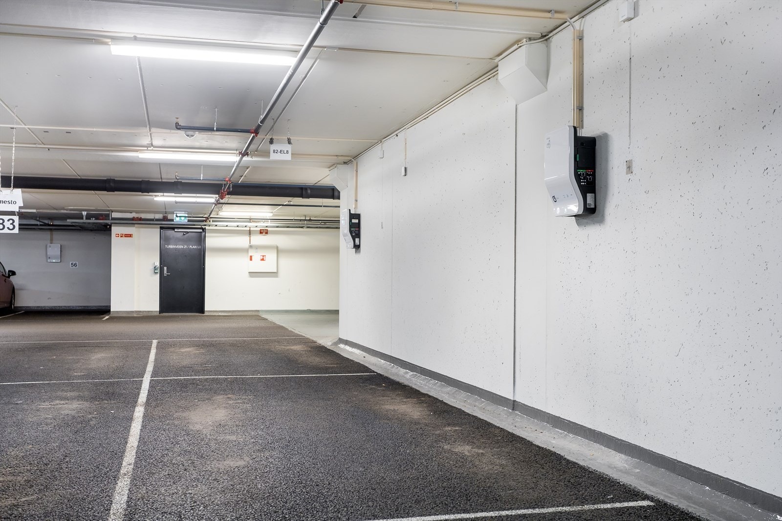 Medfølgende garasjeplass med elbillader. Galleribilde