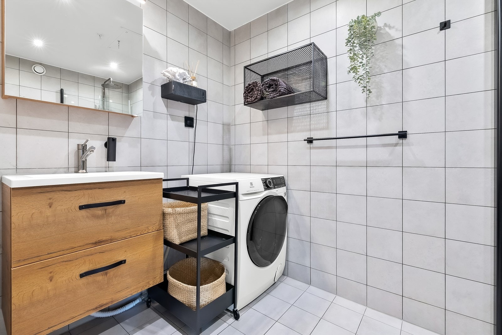 Pent flislagt bad fra 2018 med elektrisk gulvvarme og rikelig oppbevaringsplass i skuffer under servant og i speilskap. Galleribilde