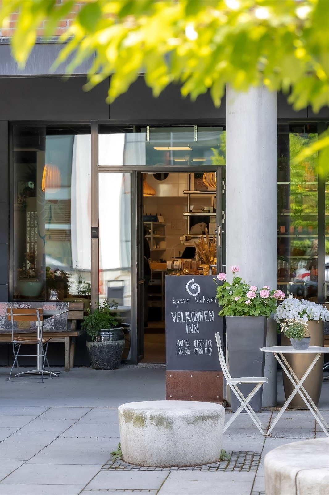 Du kan ta med deg en kaffe i hånda fra Åpent Bakeri, eller sitte ned og slå av en prat med hyggelige naboer. Galleribilde