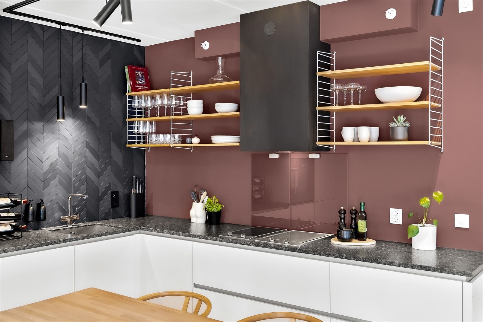 Ikke bare er kjøkkenet lekkert, men det er også utstyrt med teppanyaki - en japansk stekeplate. Perfekt for deg som allerede elsker, eller ønsker å bli bedre kjent med den japanske kokkekunsten! Galleribilde