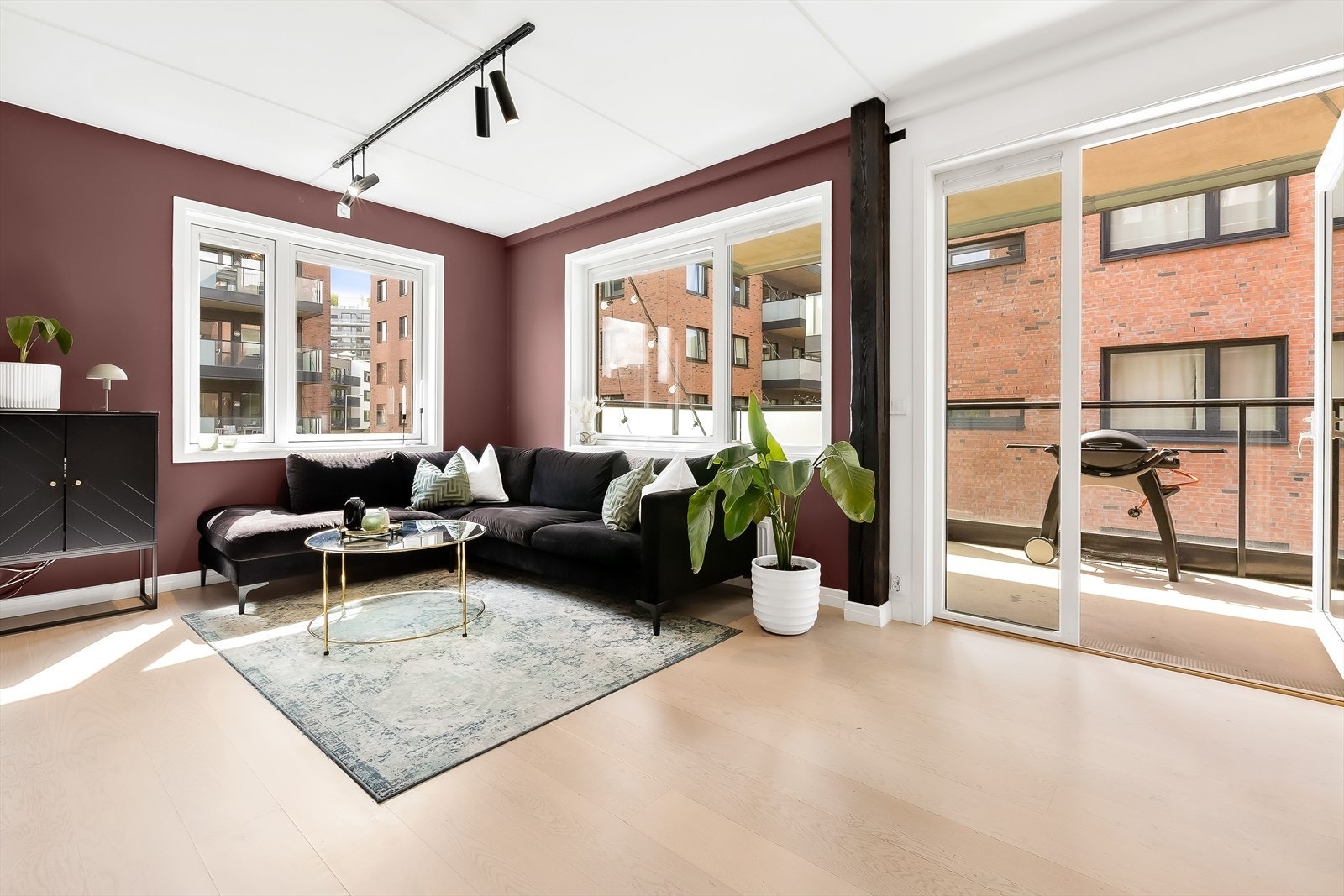 Stuen har en utforming som er enkel å innrede med sofakrok og mediemøbler, og det er utgang til den store balkongen via dør med glassfelt. Galleribilde