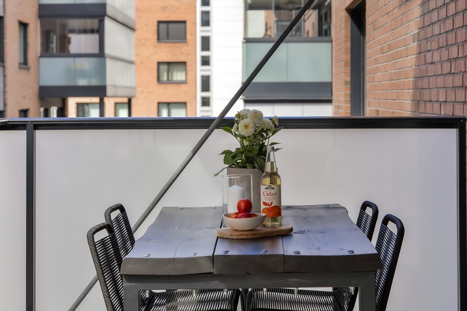 Inviter venner og familie til koselige middager på balkongen. Galleribilde