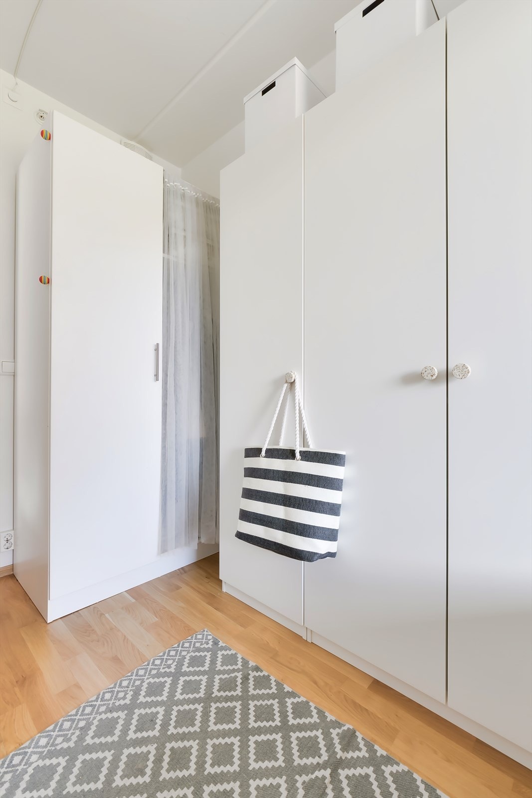 Rommet er holdt i lyse, naturlige toner. Galleribilde