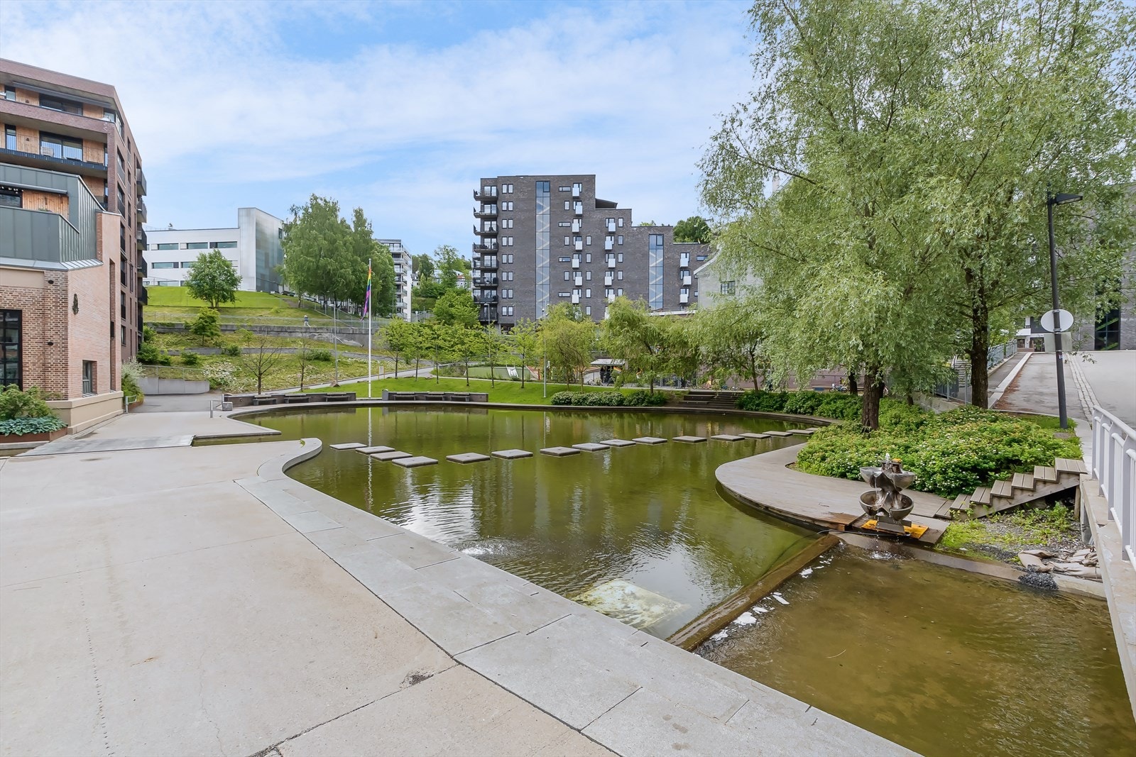Området er pent opparbeidet med vannspeil, diverse beplantning og grøntområder. Galleribilde