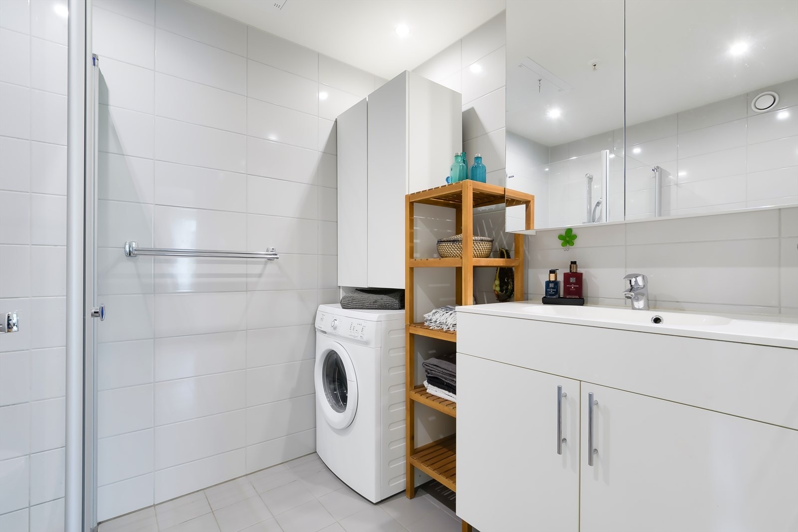 Badet ble renovert i 2018, og holder følgelig god standard. Her finner du flislagte overflater og varme i gulv. Galleribilde