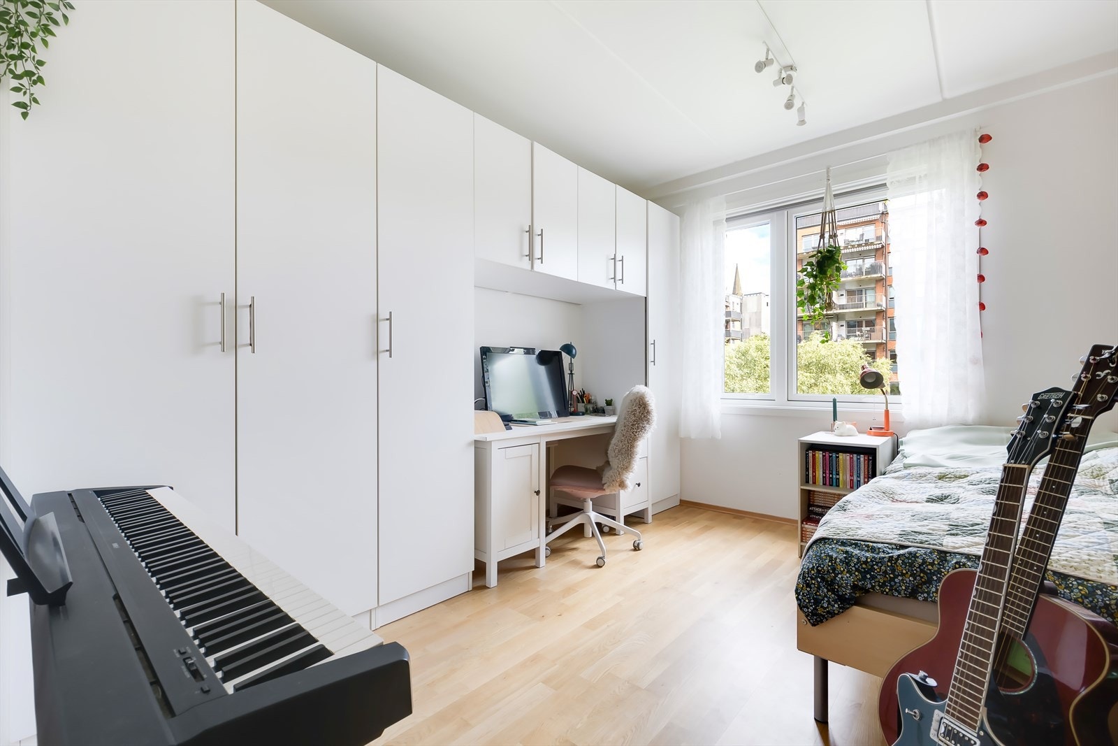 Rommet gir god plass til klær og tilbehør i praktisk garderobeløsning. I garderoben er det laget egen nisje som passer perfekt til enten en pult eller seng. Galleribilde