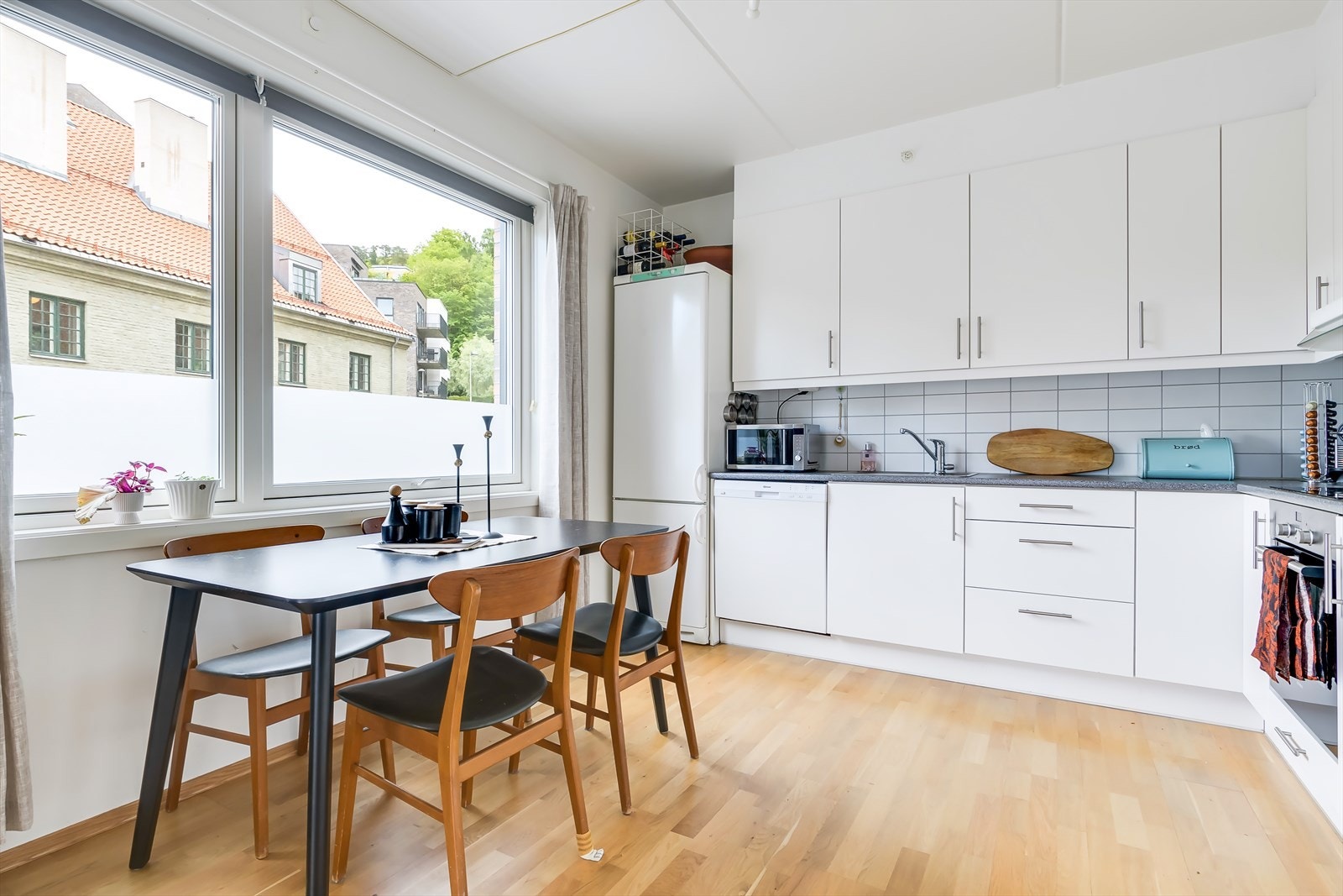 Integrert i innredningen er platetopp og stekeovn. Du finner også egen nisje til oppvaskmaskin og kjøleskap. Galleribilde