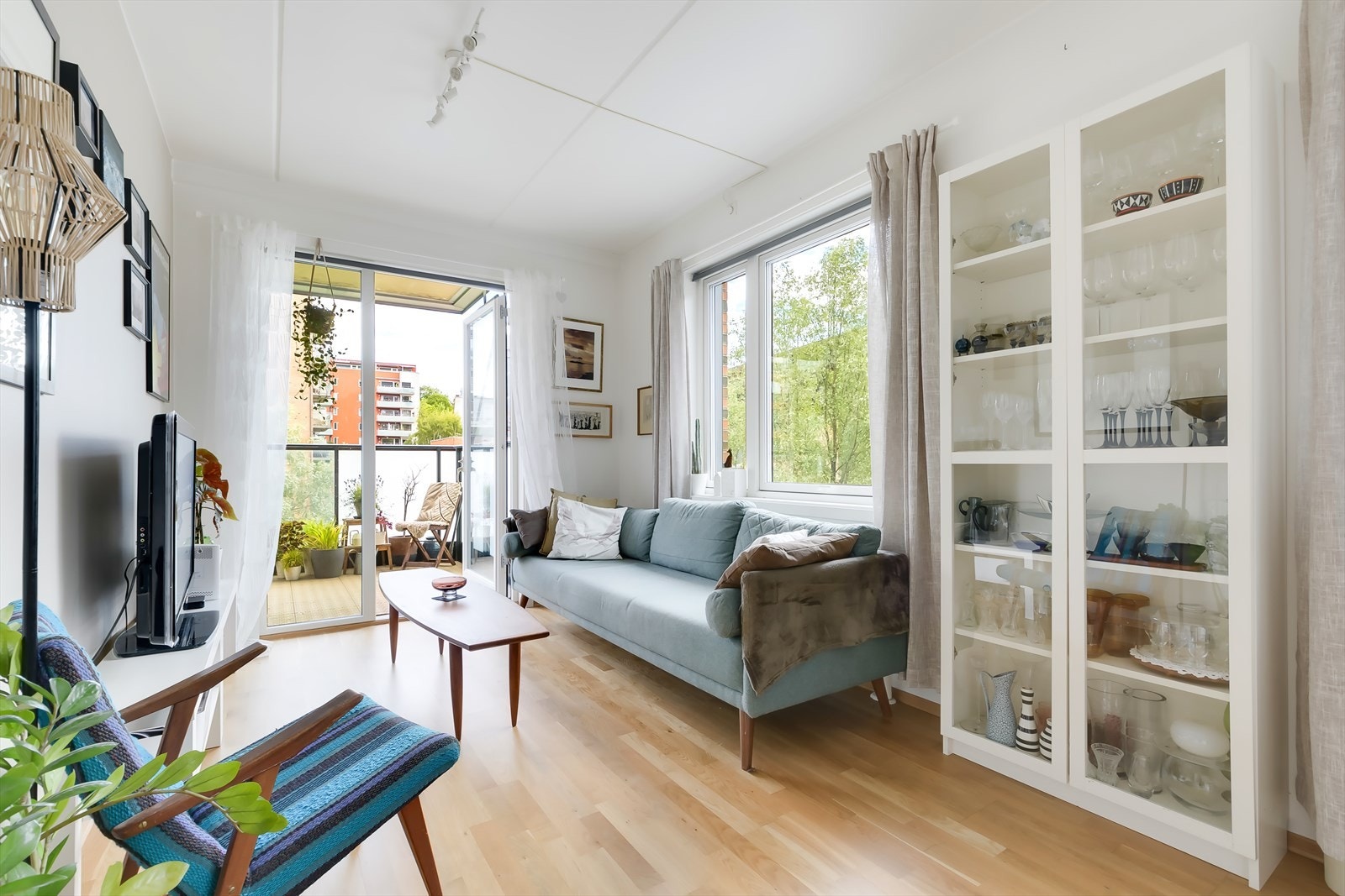 Store vindusflater gir et fantastisk lysinnslipp. Dette, kombinert med lyse toner, gir en behagelig atmosfære i leiligheten. Galleribilde