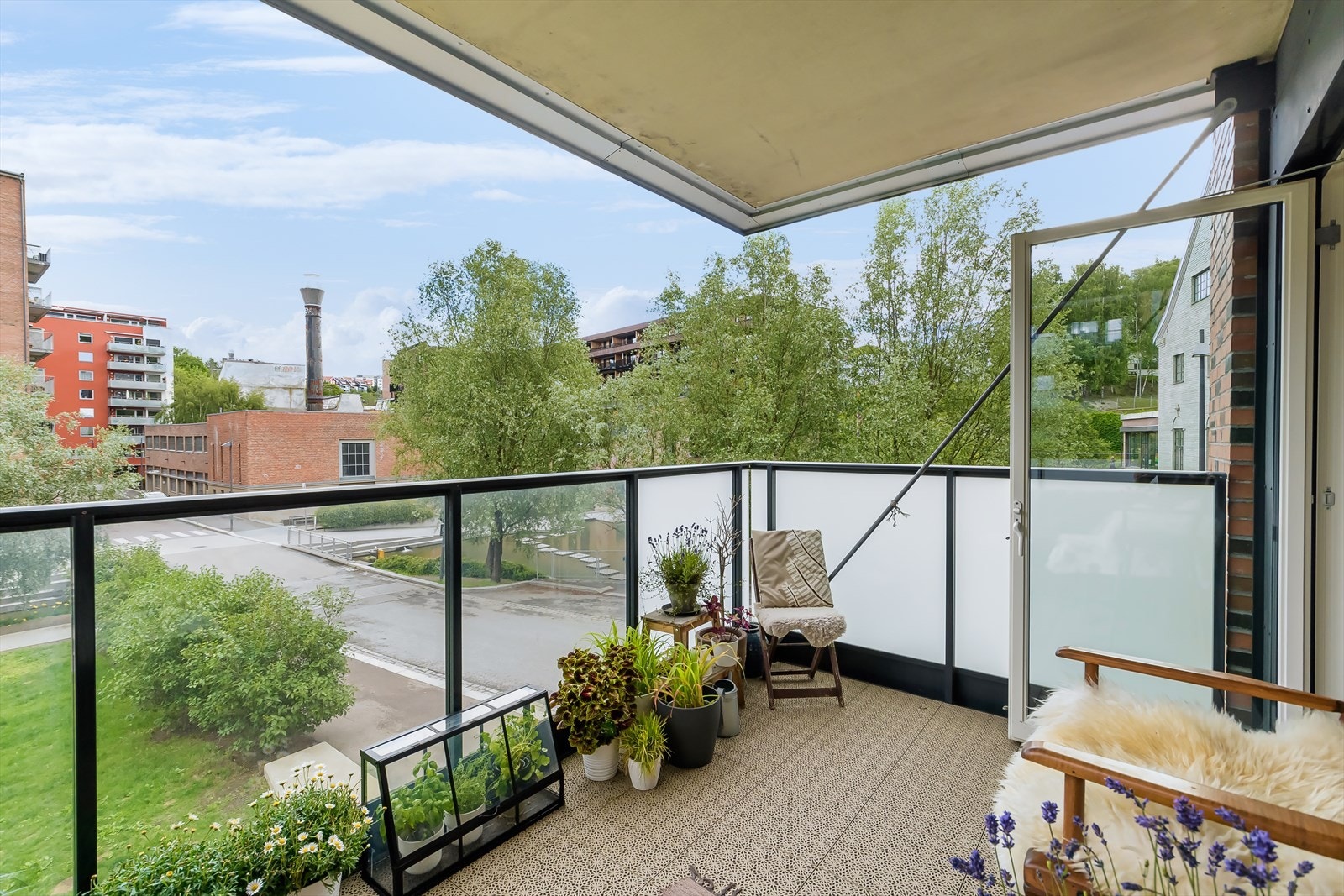 Glassfeltene i rekkverket er frostet i kantene slik at du holdes skjermet fra nysgjerrige naboer. Galleribilde