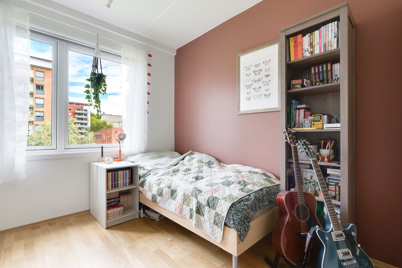 Soverom I er holdt i lyse toner, med en flott kontrastvegg. Her har du plass til seng, nattbord og pult. Galleribilde