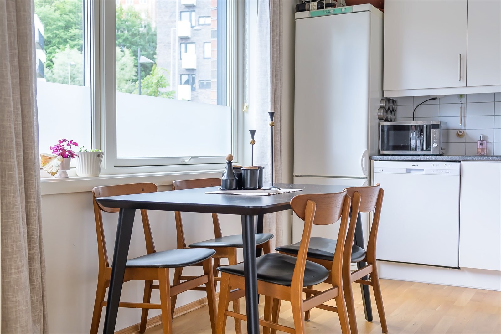 Spisestuen finner sin naturlige plass i forbindelse med kjøkkenet. Galleribilde