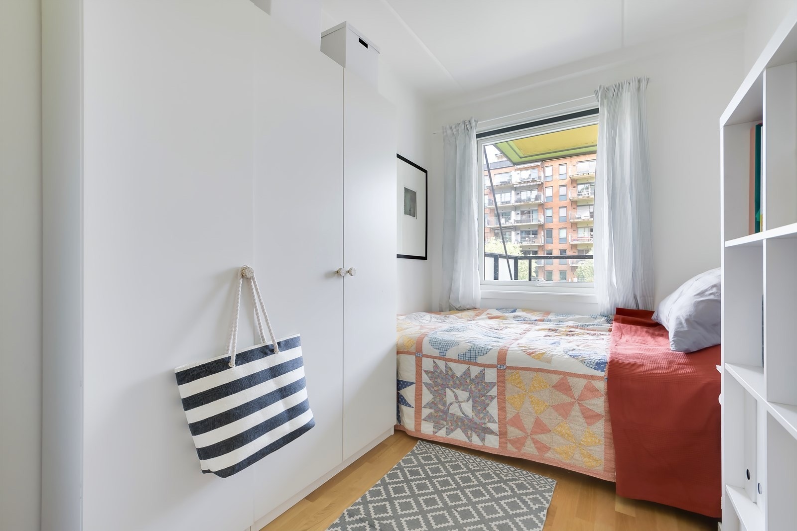 Også her finner du praktiske garderobeskap, som gir rikelig med lagringsplass. Galleribilde