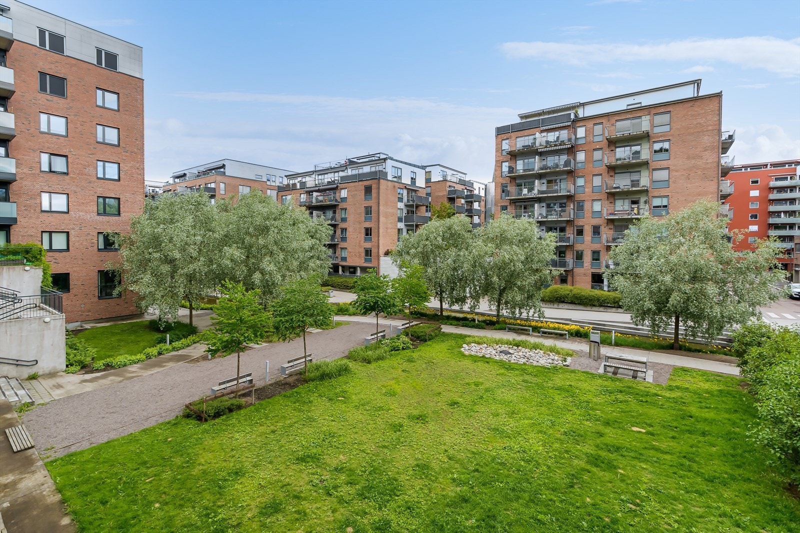 Herfra har du utsyn mot grønne og frodige fellesområder. Galleribilde