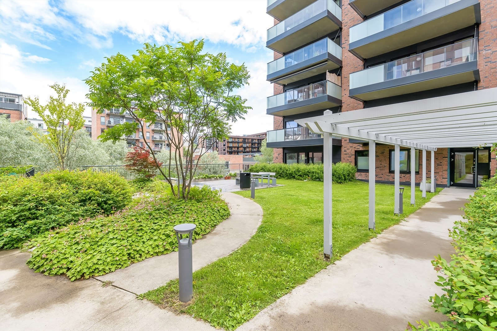 I Kværnerbyen bor du tilbaketrukket i rolige og grønne omgivelser, samtidig som du kommer deg til Oslo sentrum, med alt av hva et rikt byliv har å tilby, på kun fem minutter. Galleribilde