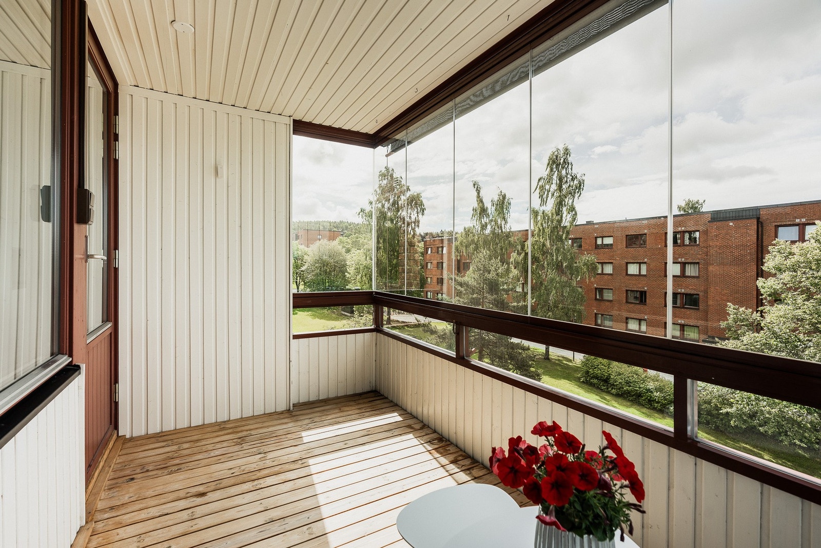 Lys og romslig 4-roms leilighet med innglasset balkong på ca. 7kvm. Galleribilde