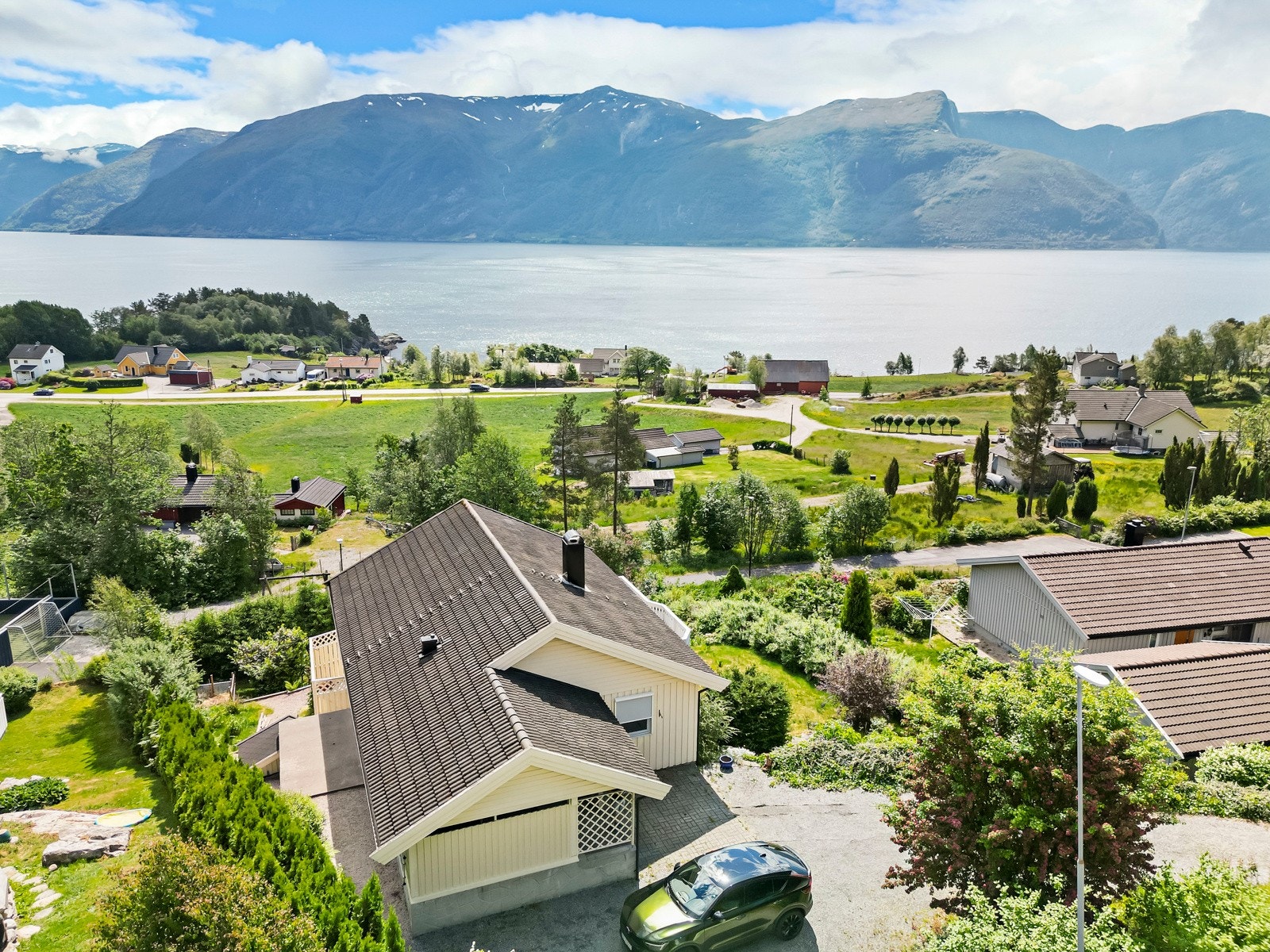 Boligen vender mot sør og har flott utsikt over fjorden Galleribilde