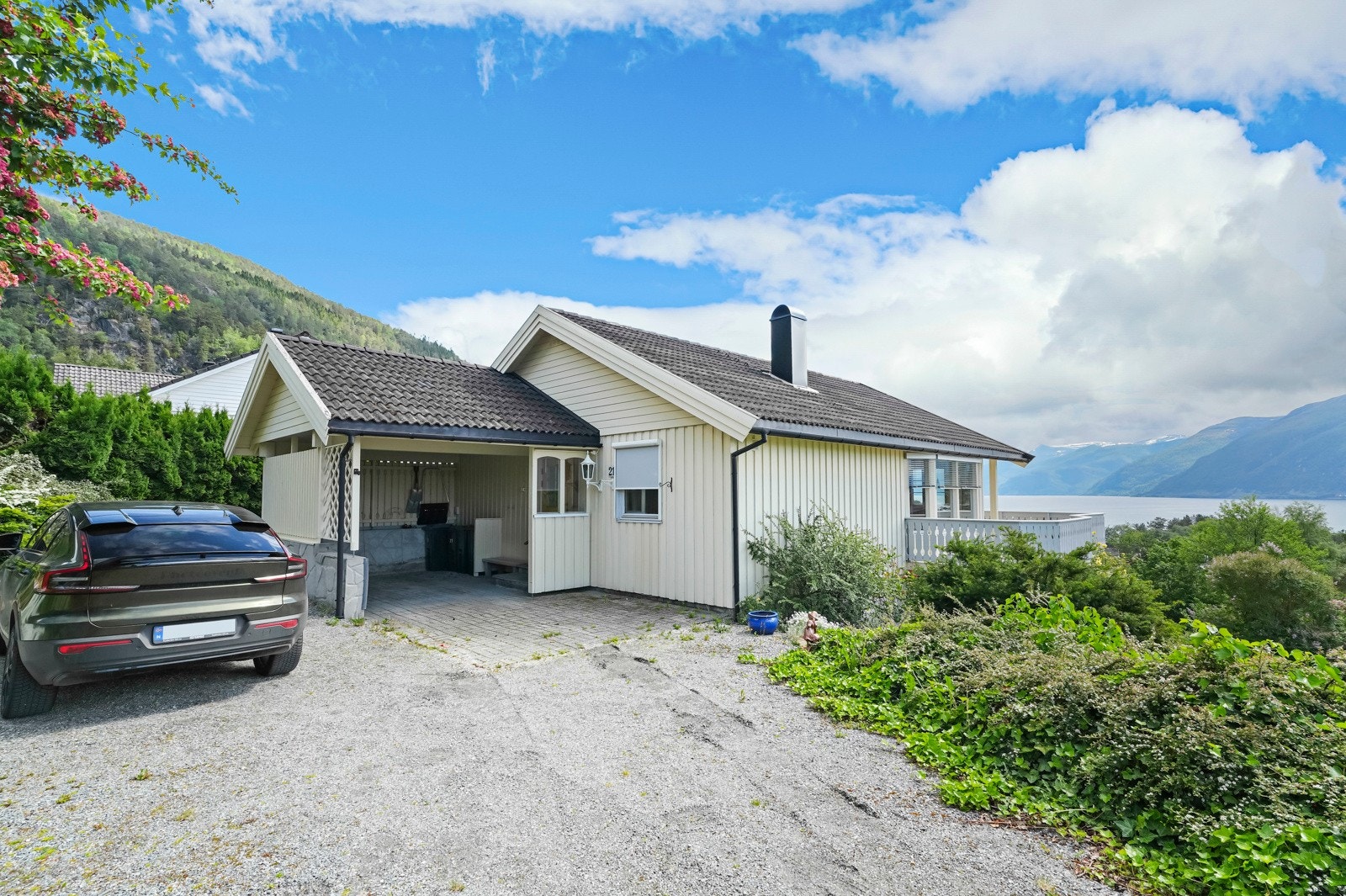 Gruslagt tilkomstveg og tunplass framfor inngangspartiet Galleribilde