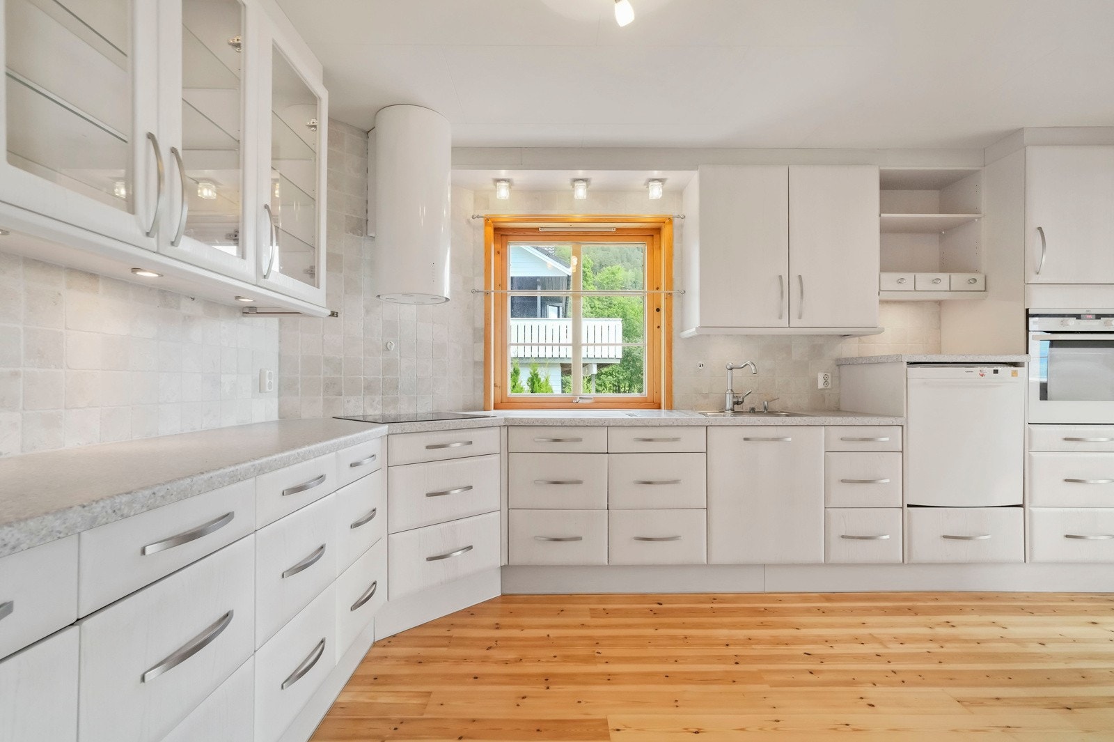 Romslig innredning med godt med skap- og benkeplass Galleribilde