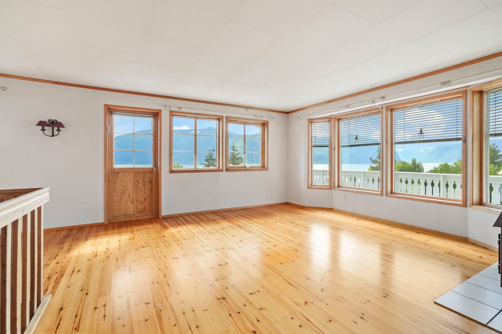 Stue på hovedplan med adkomst ut på veranda Galleribilde