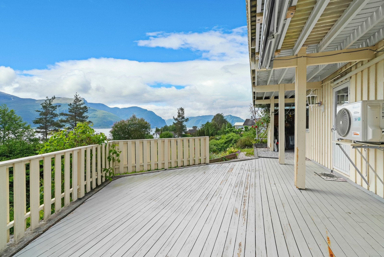 Terrasse i plan med underetasjen - adkomst fra hage og inngangsdør til trappegangen Galleribilde