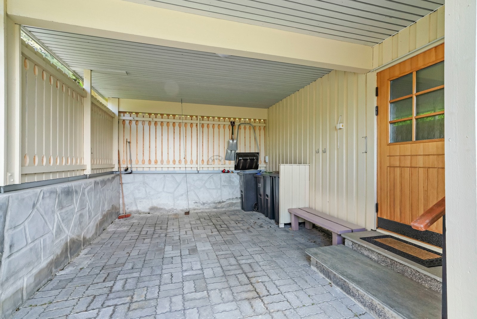 Praktisk overbygd inngangsparti med dekke av belegningsstein Galleribilde