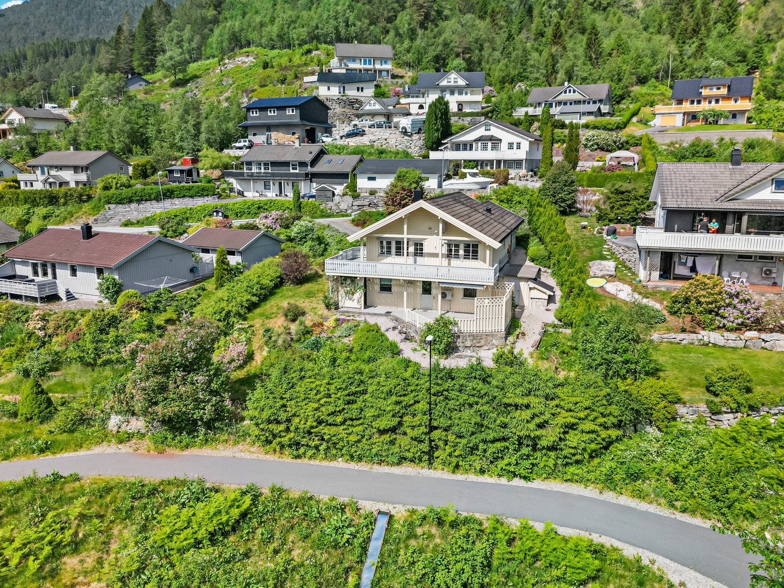 Eiendommen ligger fint til i etablert boligfelt på Kyrkjebø Galleribilde