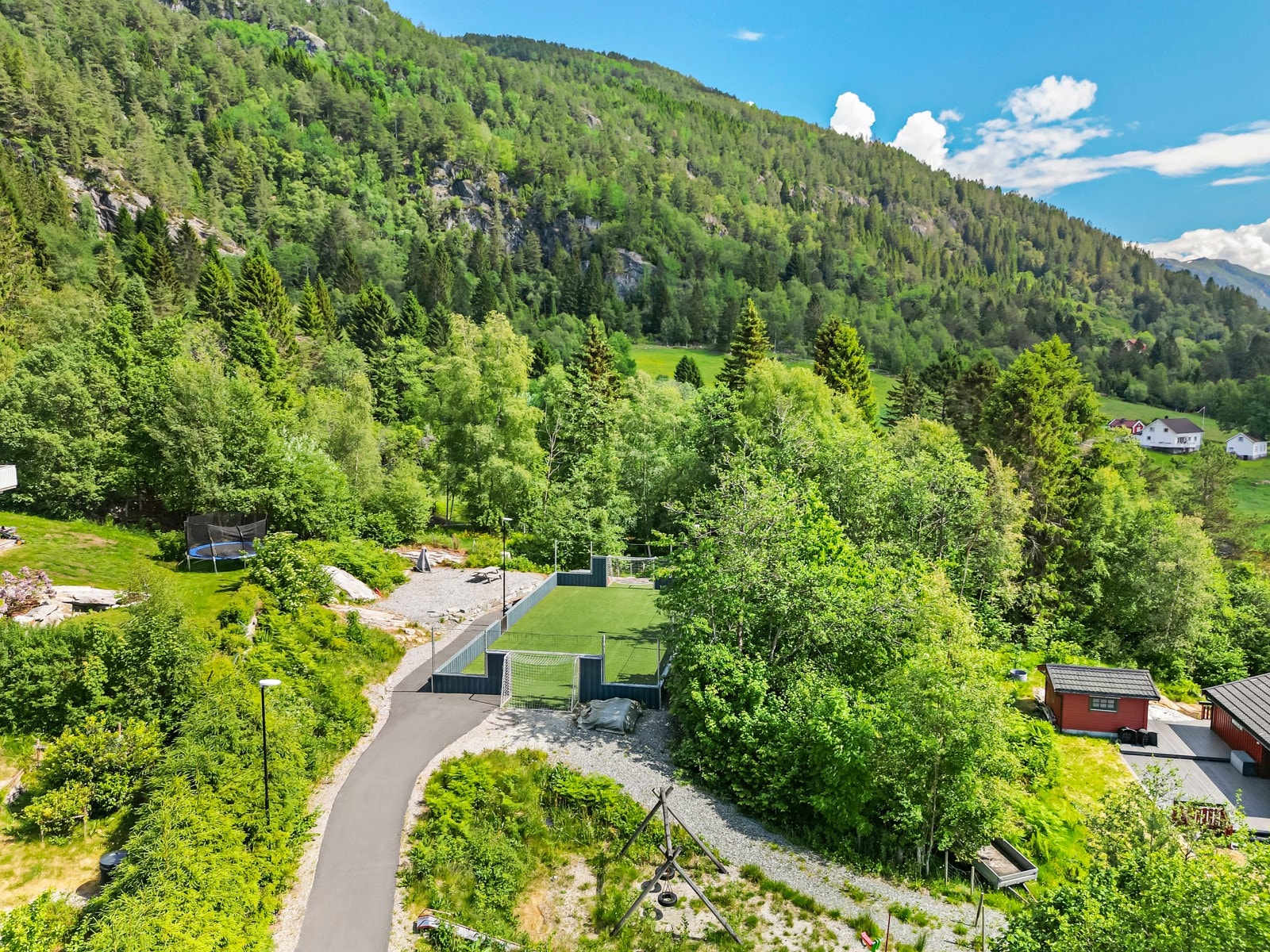 Rett nedafor boligen ligger felles ballbinge for feltet Galleribilde