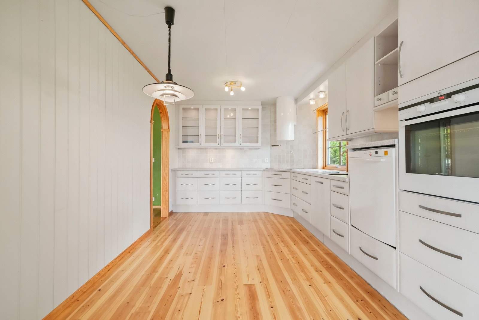 Kjøkkenet ligger i delvis åpen løsning med stua på hovedplan Galleribilde