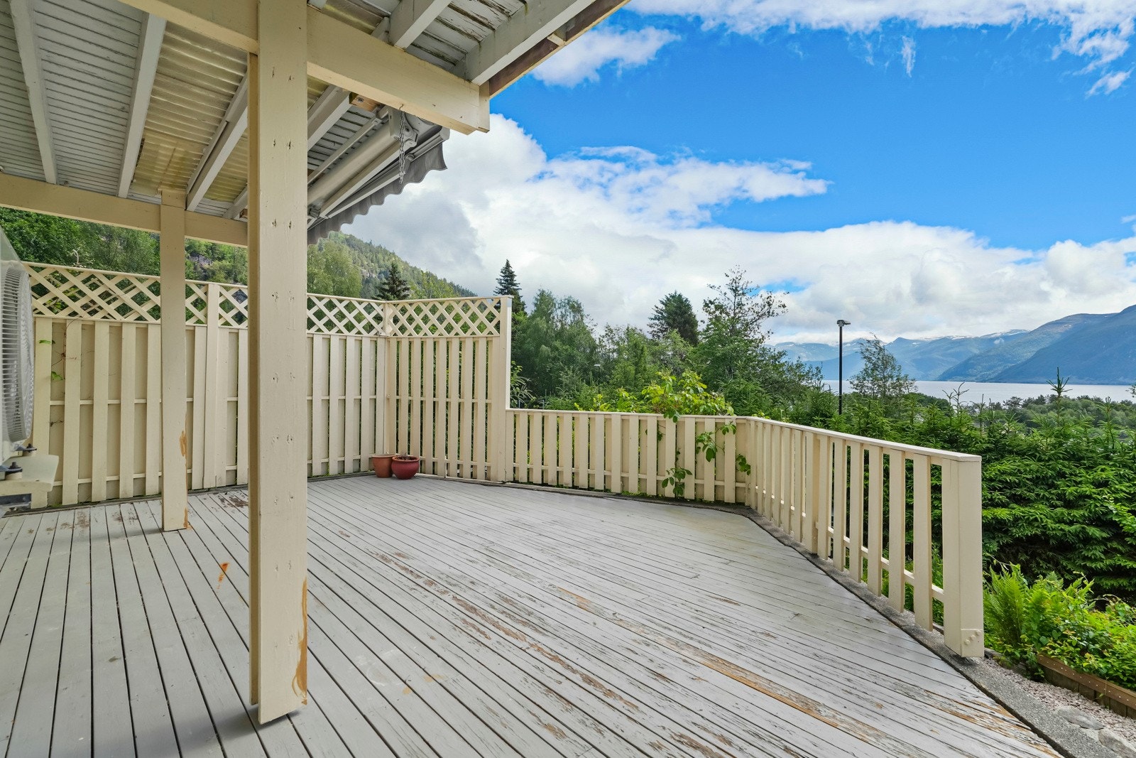 Det er flere fine terrasser rundt boligen Galleribilde