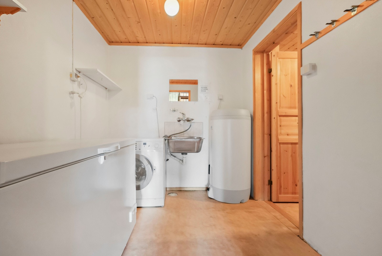 Separat vaskerom med videre adkomst inn til bod Galleribilde