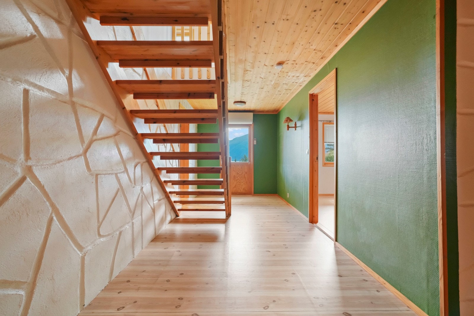 Underetasjen er innreda med 2 soverom, kjellerstue, bad, vaskerom og bod Galleribilde