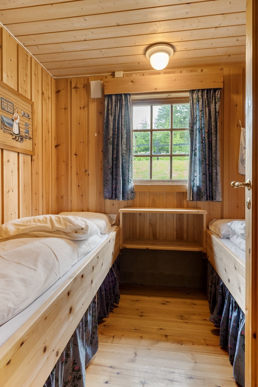 Ett soverom innredet med to enkeltsenger. Galleribilde