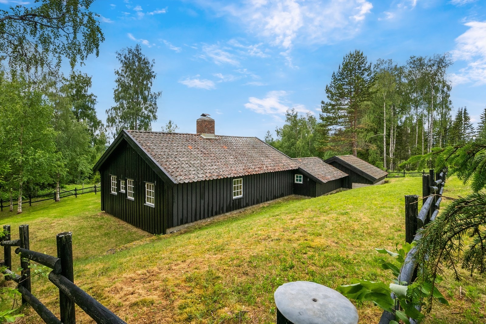 Fritidsboligen ligger landlig og usjenert til. Galleribilde