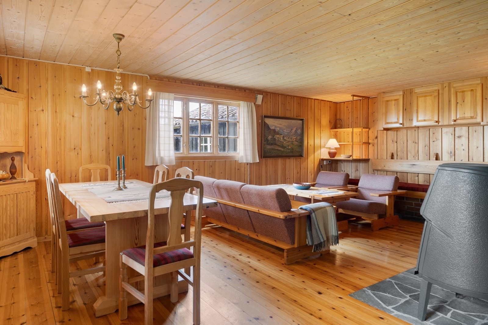 Romslig stue med god plass til sofagruppe og spisebord. Galleribilde