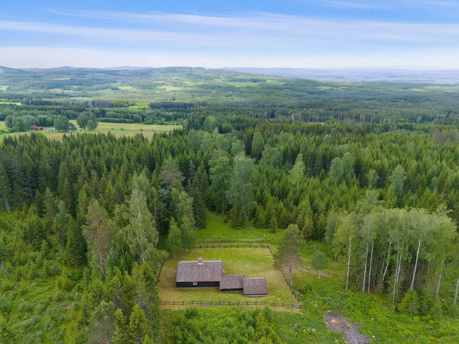 Eiendommen ligger ca. 7 km fra Sørskogbygda sentrum. Galleribilde